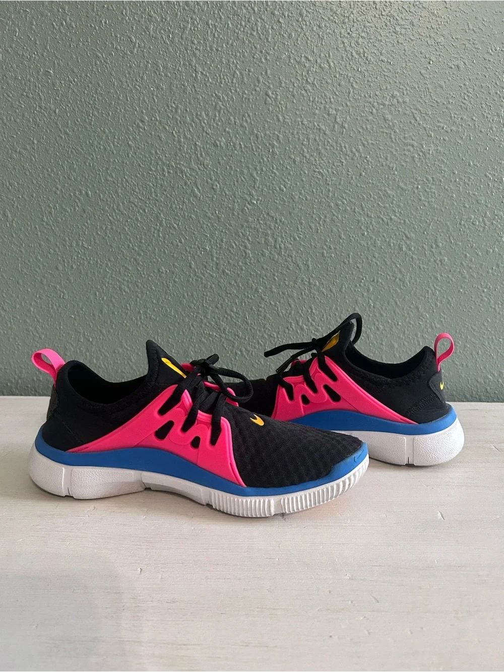Nike Acalme - Black Neon Pink Women’s Size 9